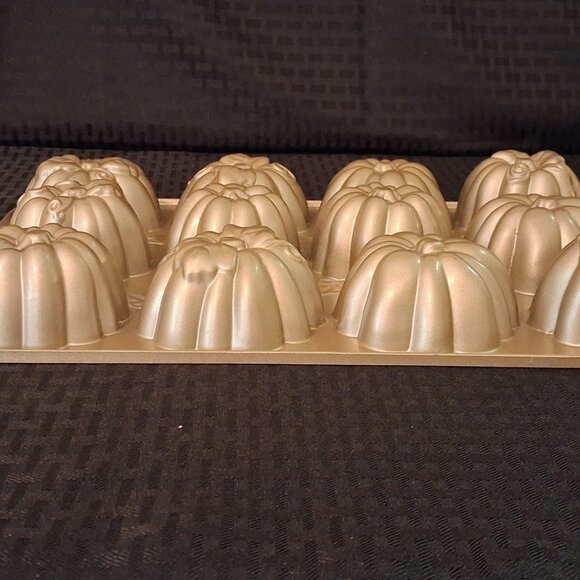 Nordic Ware Pumpkin Patch Pan 12 Muffins Mini Cakes Cupcakes HALLOWEEN FALL USA - Picture 11 of 12